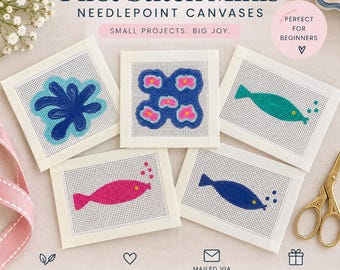 Könnte beinhalten: Fünf quadratische Stickleinwände mit der Aufschrift First Stitch Minis. Die Motive umfassen eine blaue abstrakte Form, ein blaues Blumenmuster mit rosa Zentren und drei Fische in Türkis, Pink und Dunkelblau. Jede Leinwand hat ein Stickgitter.