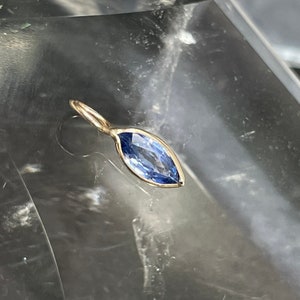 天然 0.45CT マーキスカット コーンフラワーブルーサファイア 14K ゴールドペンダント