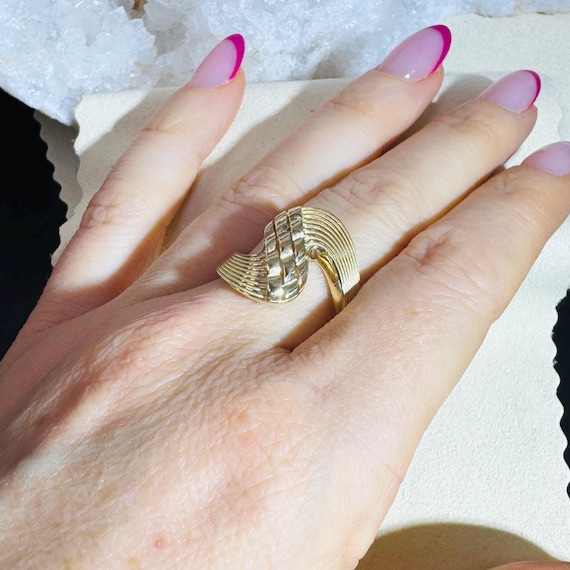 Solid 10K Yellow Gold Abstract Wave Ring Size 7.75 - image 2
