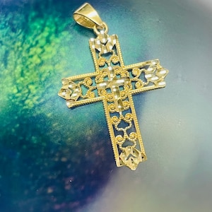 Beautiful! Solid 14K Yellow Gold 1.25x.75” Sparkly Diamond Cut Cross Pendant