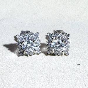 Orecchini a lobo con pavé di diamanti naturali da 1,5 carati in oro bianco massiccio 18 carati, con chiusura a vite.