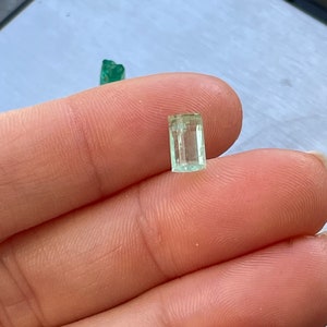 Natürlicher lockerer 1.34CT grüner kolumbianischer Smaragd Roh hexagon Kristall
