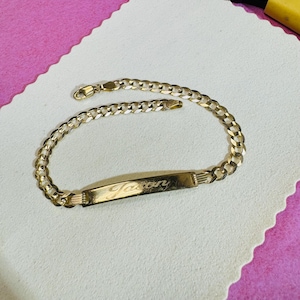 Puede incluir: Pulsera de cadena dorada con una placa de nombre personalizada que dice "Jason".