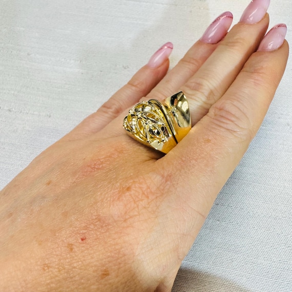 Solid 10K Yellow Gold Abstract Leaf Ring Size 7.25 - image 2