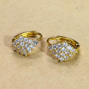 Vergulde Huggie-oorbellen met CZ-ringen