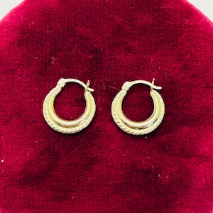Solid 10K Yellow Gold Tapered Pattern Fancy .65&quot; Hoop Earrings