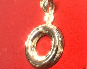 Schattige 10K geelgouden gezwollen initial O-hanger
