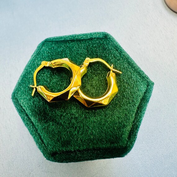 Solid 10K Yellow Gold .70” Faceted Angular Hoop E… - image 2