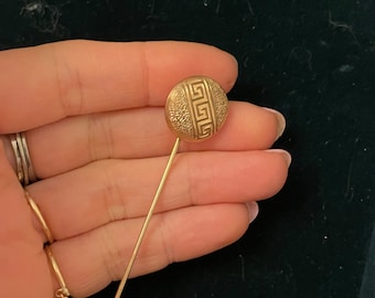 Pin de palo antiguo relleno de oro