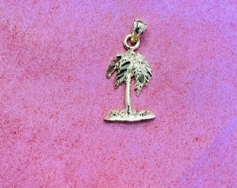 Op de afbeelding: Een gouden palmboom hanger. De palmboom is gedetailleerd met getextureerde bladeren en een kleine basis.