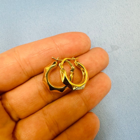 Solid 10K Yellow Gold .70” Faceted Angular Hoop E… - image 4