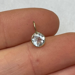 Pingente redondo natural de água-marinha em ouro amarelo 14K