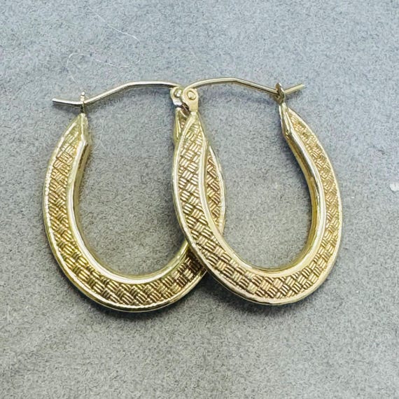 Solid 10K Yellow Gold 1" Patterned Hoop Earrings - image 1