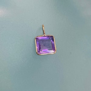1.2CT Reicher und Vivid Lila Amethyst Smaragd Schliff Anhänger Charm in Massivem 14K Gelbgold 17x12mm