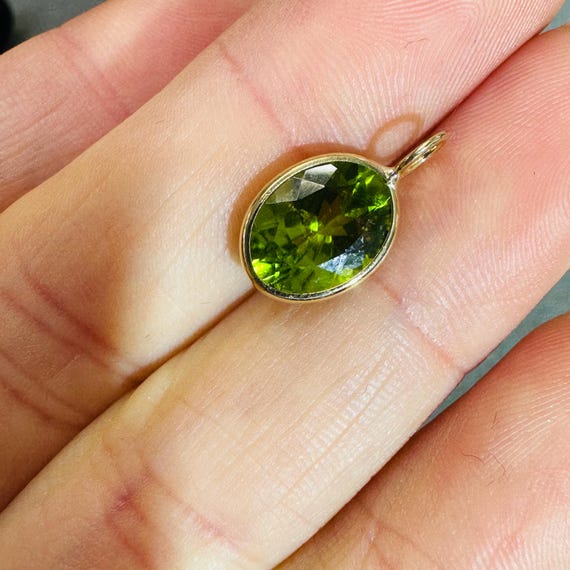 Ciondolo fatto a mano con pietra preziosa di peridoto