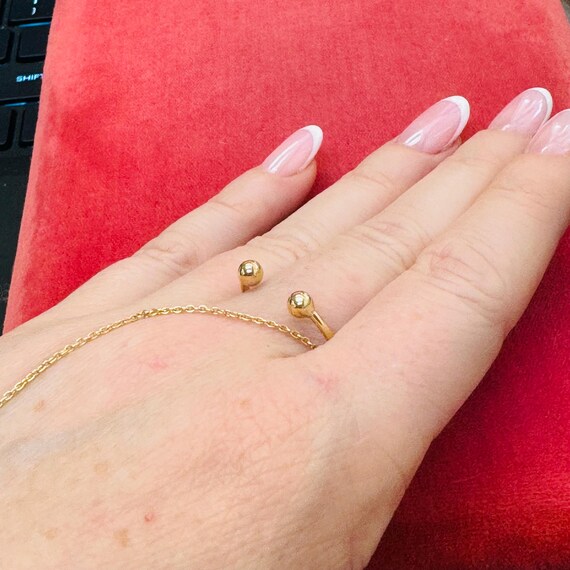 Anello aperto regolabile con doppia sfera in oro giallo 14K