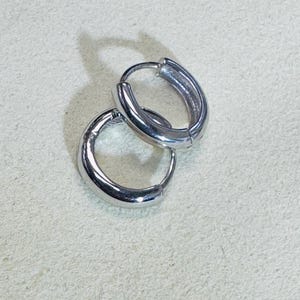 Cute! 14K White Gold Huggie Hoop Earrings 12mm Diameter