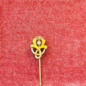 Pin de palo de oro amarillo macizo antiguo y diamantes