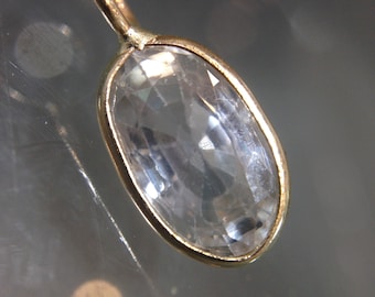 Natuurlijke 1.9CT onbehandelde Ceylon Zeer lichtgrijs blauw saffier lange ovale hanger in massief 14K geelgoud