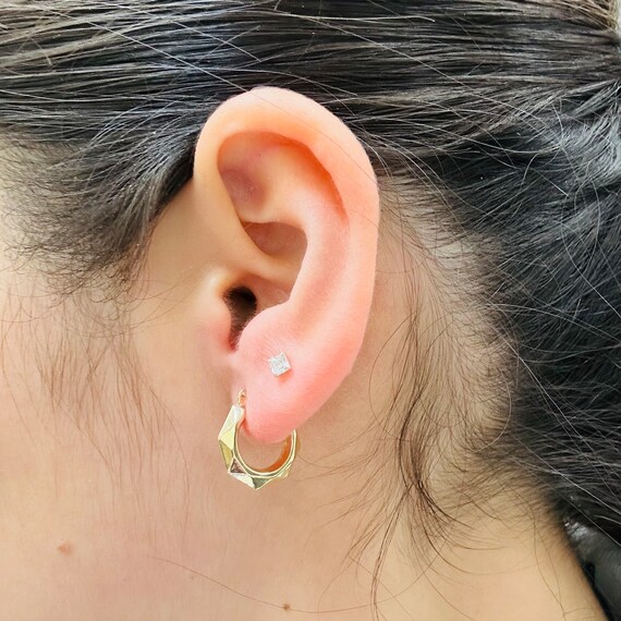 Solid 10K Yellow Gold .70” Faceted Angular Hoop E… - image 3