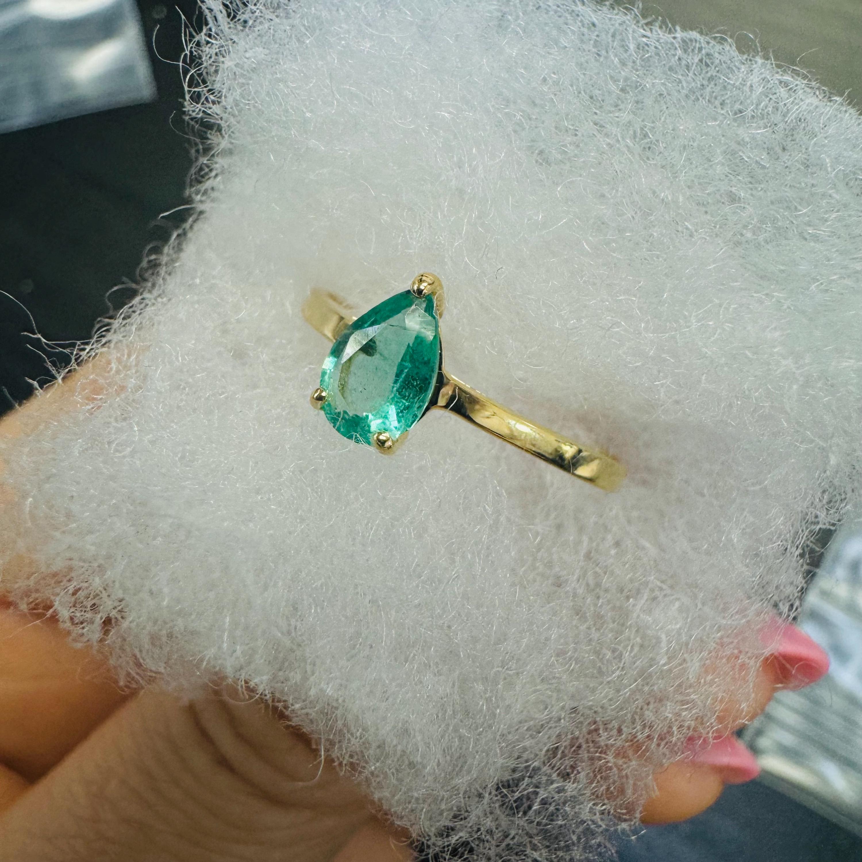 18K Yellow Gold .50CT  Green Pear Emerald Ring Size 6