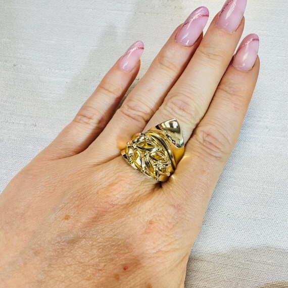 Solid 10K Yellow Gold Abstract Leaf Ring Size 7.25 - image 4
