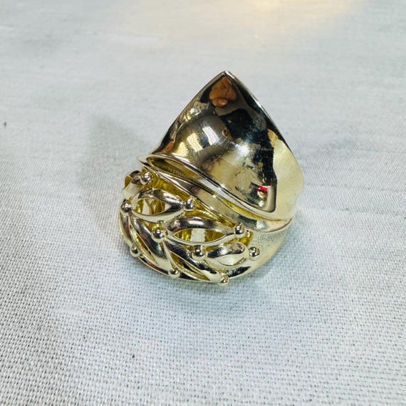 Solid 10K Yellow Gold Abstract Leaf Ring Size 7.25 - image 1