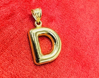 Leuke 10 kt geelgouden hanger met gezwollen eerste D-bedel