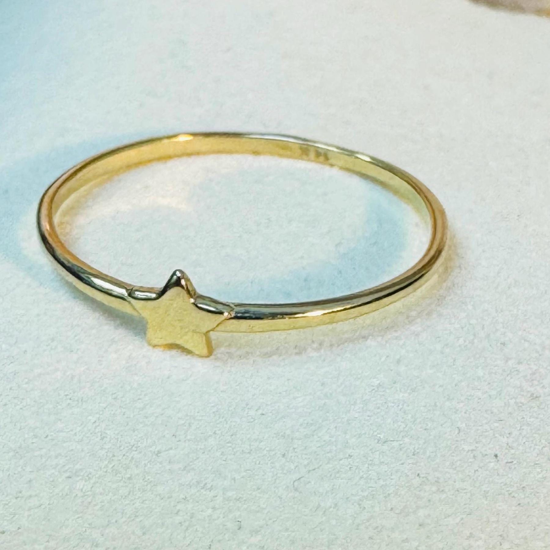 Beautiful Solid 14K Yellow Gold Single Star Stacking Ring Band Size 5.75