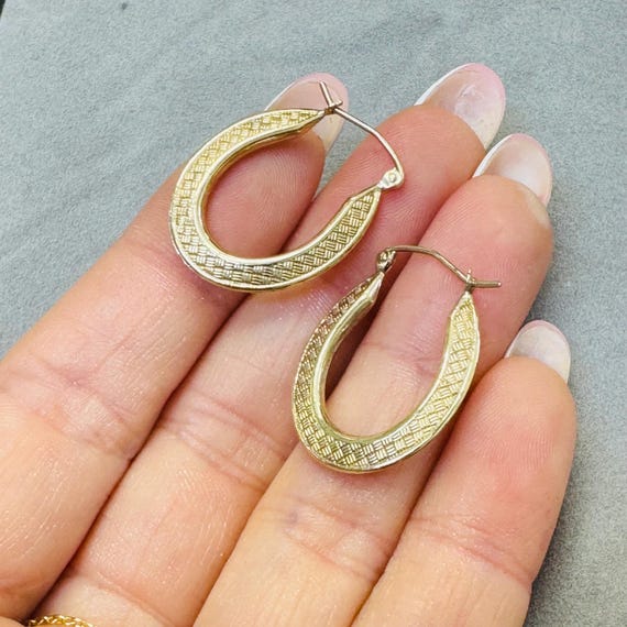 Solid 10K Yellow Gold 1" Patterned Hoop Earrings - image 2