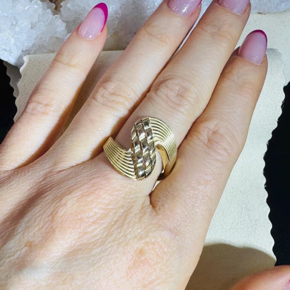 Solid 10K Yellow Gold Abstract Wave Ring Size 7.75 - image 3