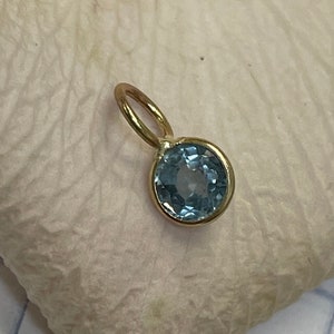 Natural Light Blue .50CT Ceylon Blue Sapphire Round Pendant in Solid 14K Yellow Gold