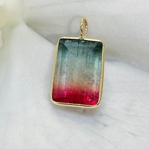 14K Gelbgold Rot Weiß und Blau Dreifarbig natürlicher Turmalin Smaragd Schliff Charm oder Anhänger