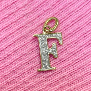 Colgante con inicial F pavé de diamantes naturales y oro amarillo y blanco macizo de 10 quilates, 0,80 x 0,60 pulgadas.