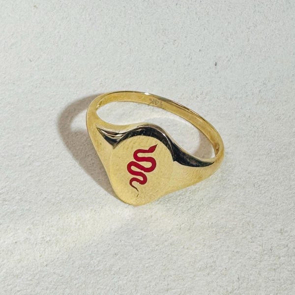 Anillo de sello ovalado plano de oro amarillo de 14 quilates con forma de serpiente y esmalte rojo, talla 8,25
