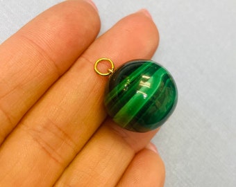 Charm perle malachite naturelle 20 mm en or jaune massif 14 carats