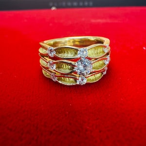 Beautiful Vintage 18K Yellow Gold Diamond Ring Size 6.5