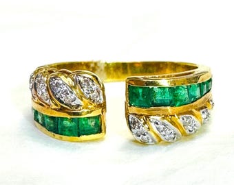 Anillo vintage de oro amarillo macizo de 18 quilates con esmeraldas naturales italianas y diamantes.