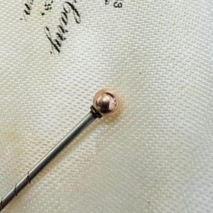 Alfiler de oro macizo con punta de bola, estilo victoriano antiguo