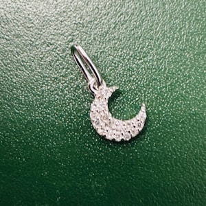 Charm pendentif mini lune en or blanc 14 carats et diamants massifs