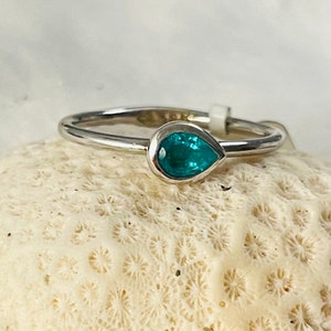 18K White Gold Pear Green Colombian Emerald Bezel Ring size 7 OOAK