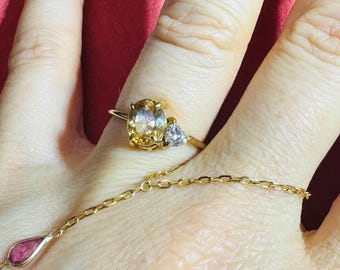 Anillo Toi et Moi de oro amarillo de 18 quilates con topacio imperial ovalado y diamantes en forma de corazón 5.5