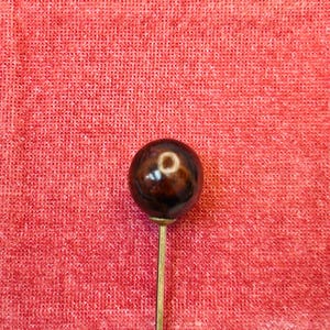 Pin de palo de bola de madera y tono dorado antiguo
