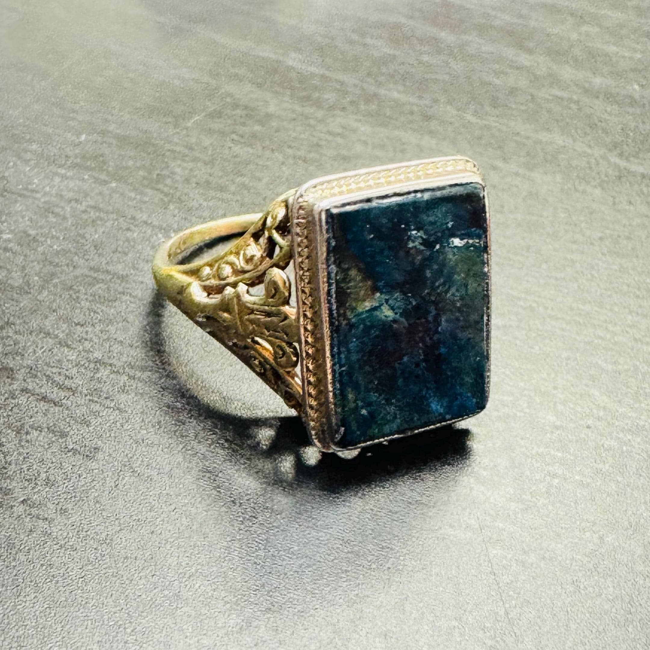 Antique Art Deco 14K Yellow Gold and Agate Filigree Detail Ring Size 6.25