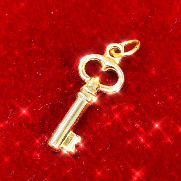 Pingente ou berloque em ouro amarelo 10K em formato de chave antiga para colar ou pulseira, 0,90 x 0,25 polegadas.