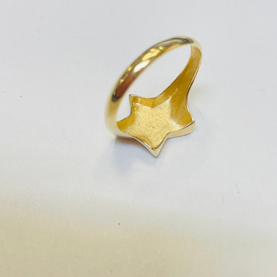 Solid 14K yellow Gold Flat Star Signet Ring Band … - image 6