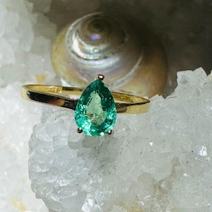 18K Yellow Gold .50CT  Green Pear Emerald Ring size 7.75