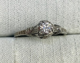 Un exquisito anillo antiguo Art Deco con diamantes de talla mina antigua y solitario de oro blanco de 18 quilates, tamaño 8,25