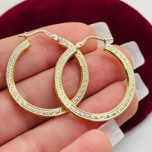 2,5 cm grekiskt nyckelmönster i massivt 10K gult guld med ringar