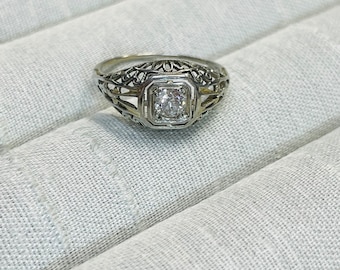 Un exquisito anillo antiguo Art Deco con diamantes de talla mina antigua y solitario de oro blanco de 18 quilates, tamaño 6,5